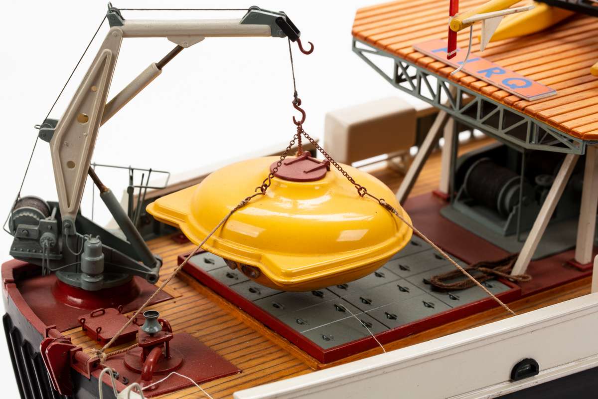 1:45 Calypso plastic hull (red hat edition) Photo