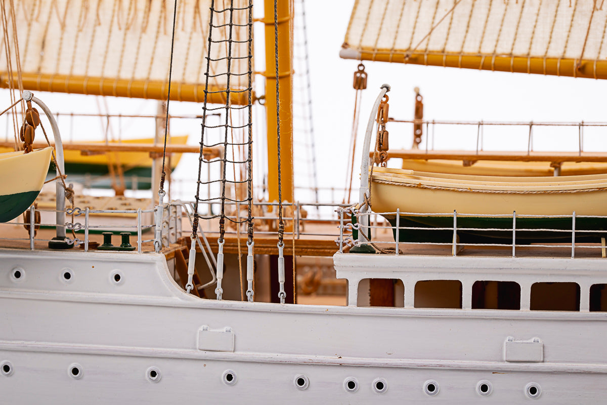 1:100 Esmeralda Special Edition  -Wooden hull