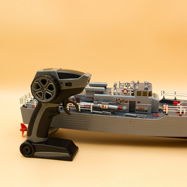 Stor fjernstyret torpedobåd