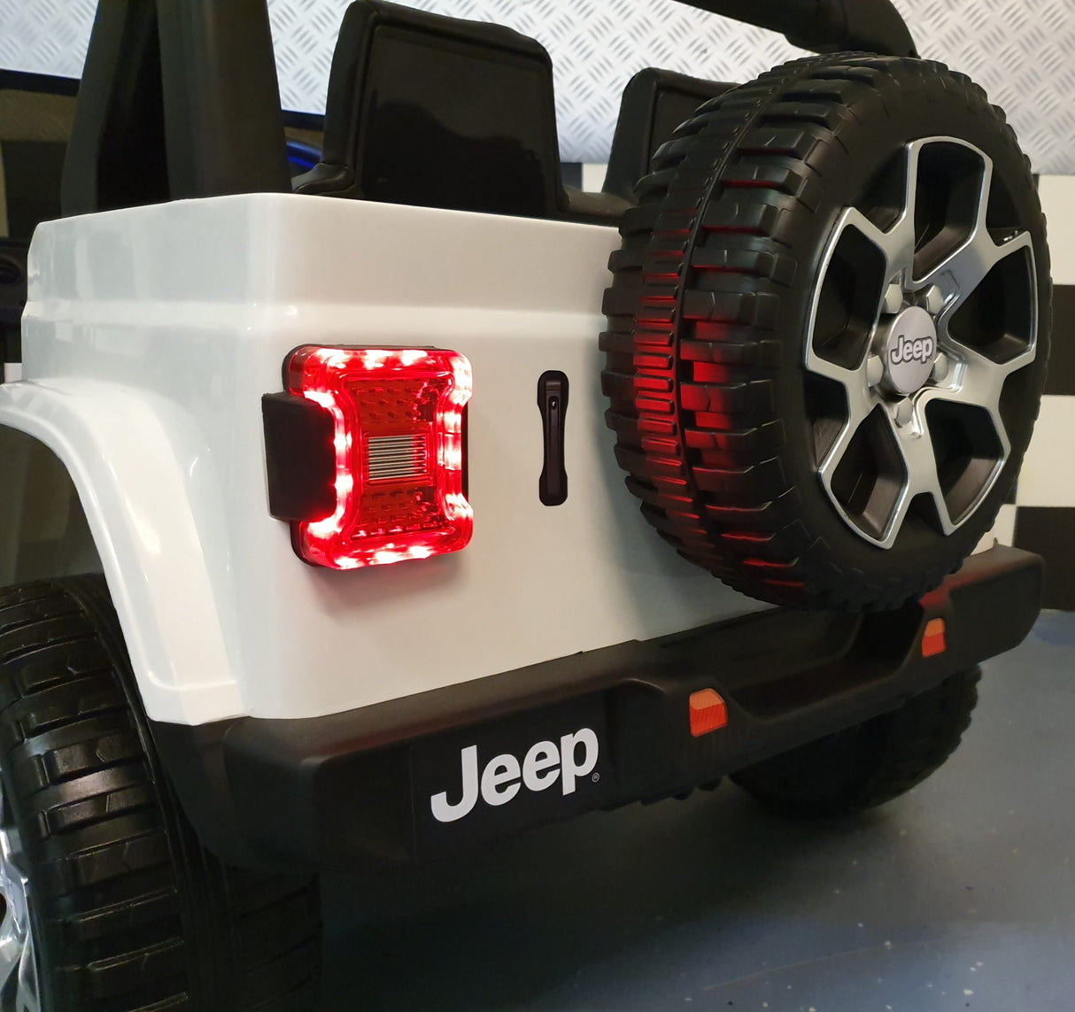 Jeep Wrangler children's car 12 volt 4 wheel drive RC White