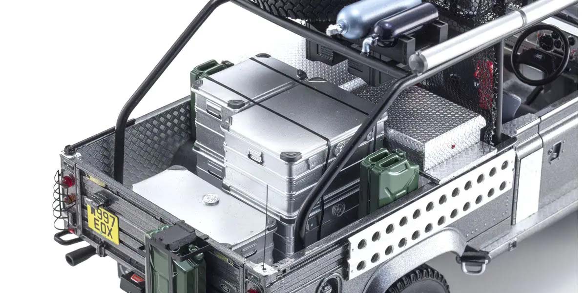 KYOSHO DIE CAST KSR08903TR - Kyosho 1:18 Resin Land Rover Defender 2001 Tomb Raider Edition