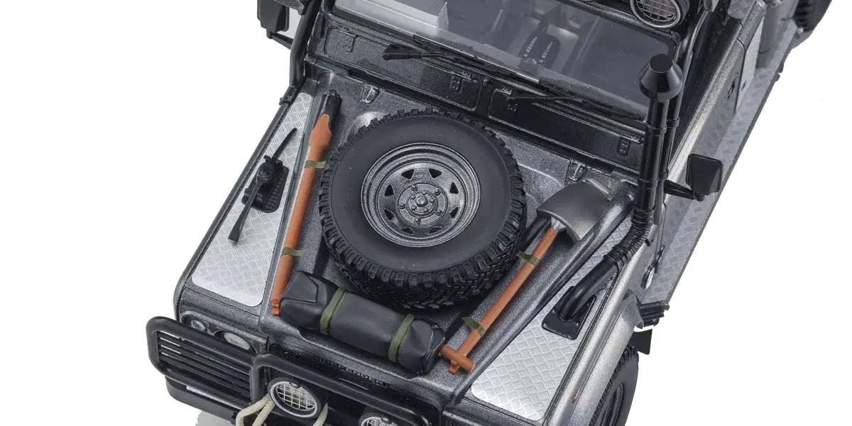 KYOSHO DIE CAST KSR08903TR - Kyosho 1:18 Resin Land Rover Defender 2001 Tomb Raider Edition