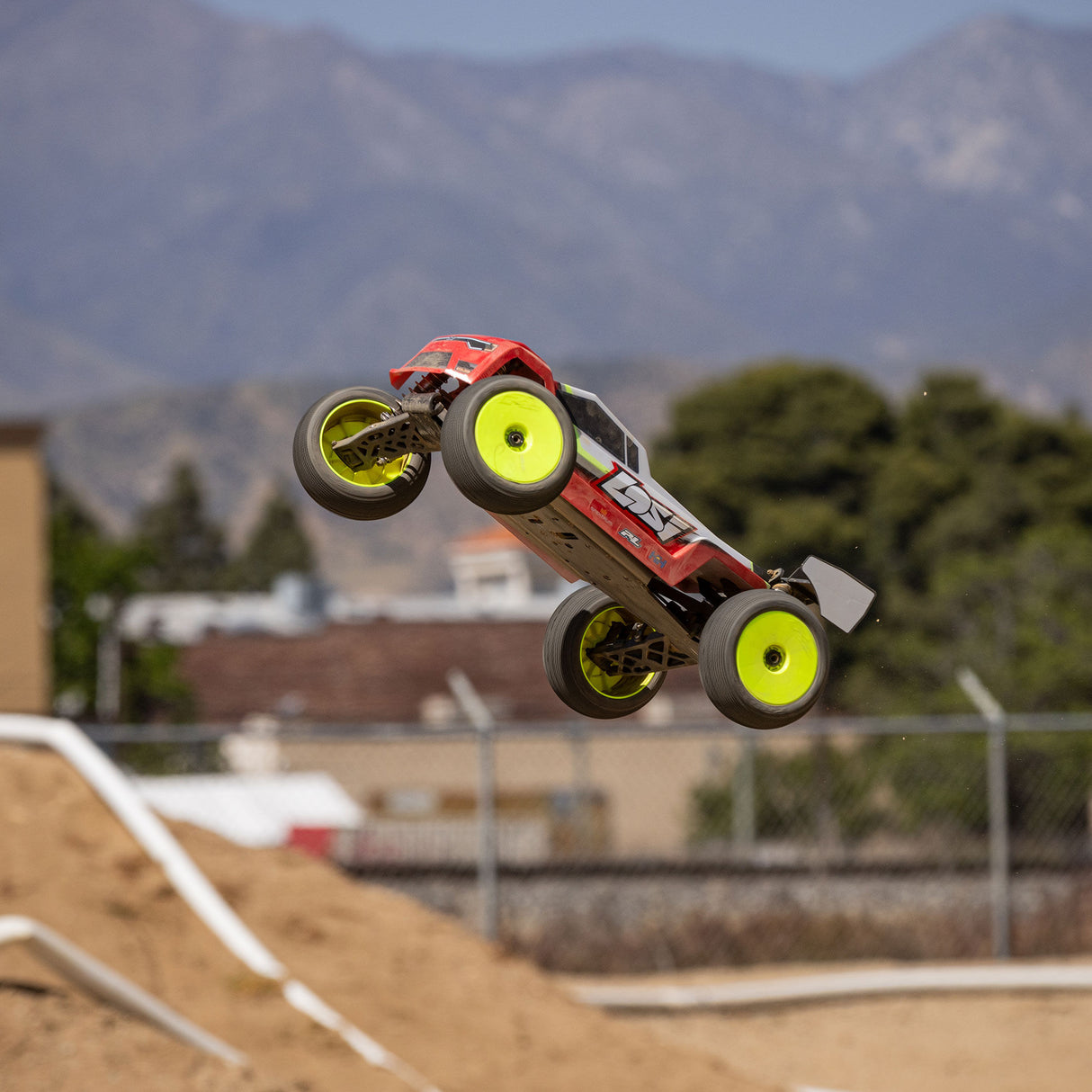 1/8 8IGHT-XTE 4S 4X4 RTR Brushless Race Truggy, Clear