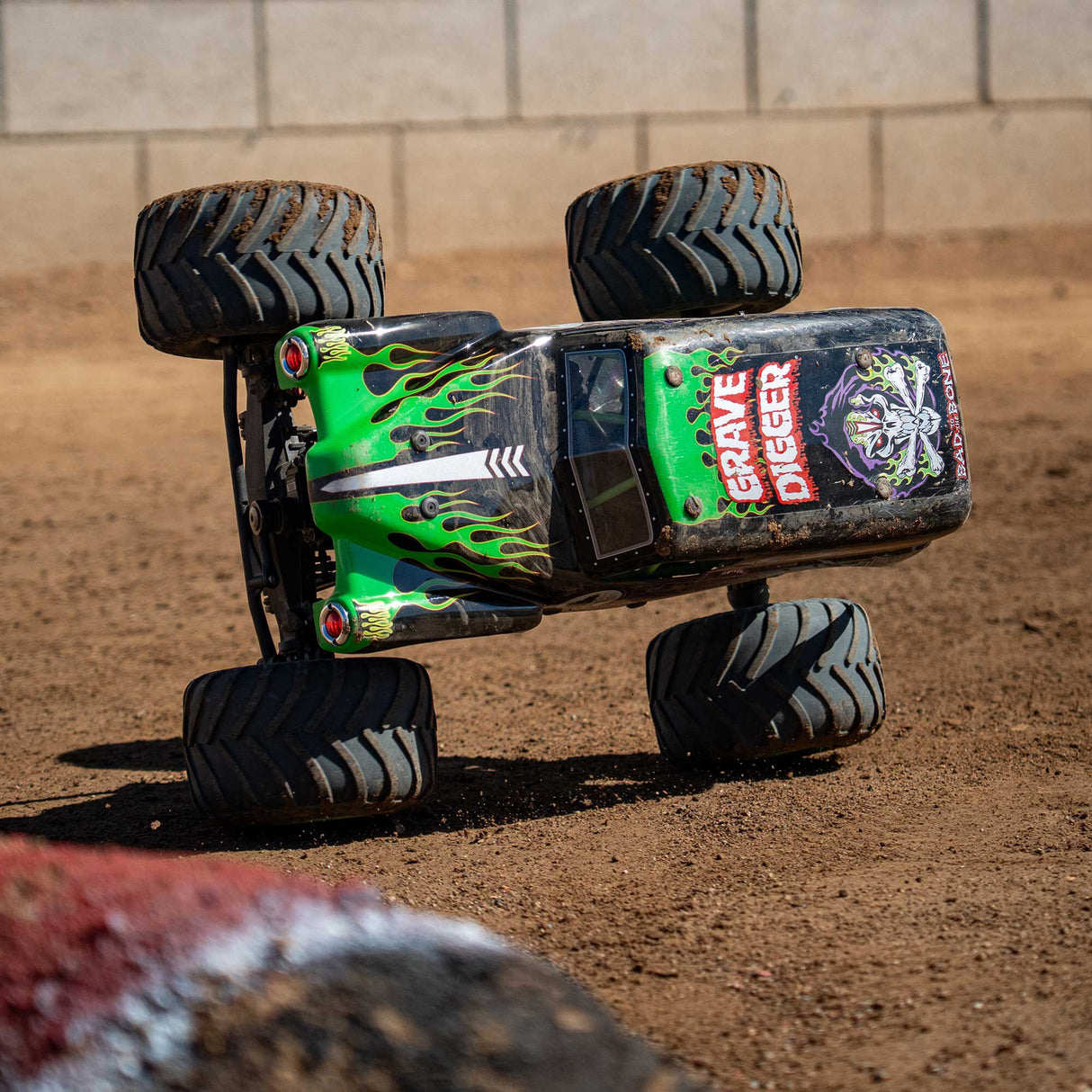 LMT 2.0: 4wd Solid Axle Monster Truck RTR - Grave Digger