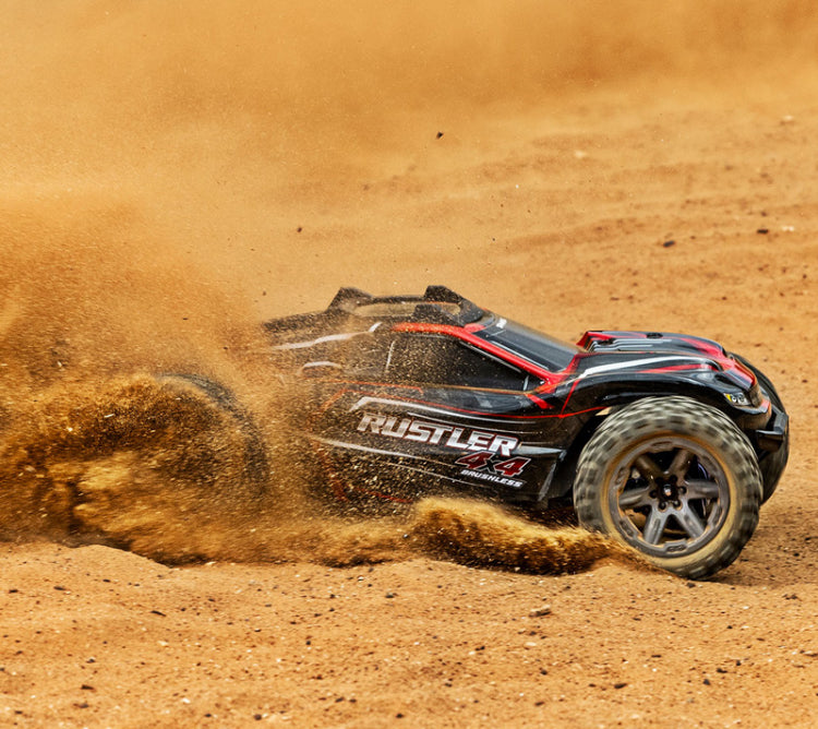 Traxxas Rustler 4X4 BL-2s drifter i sand