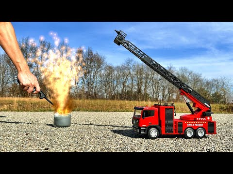 Fed fjernstyret brandbil med redningsstige, rotorblink og ægte vand