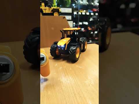 JCB Fastrac 4220 fjernstyret traktor - skala 1:24